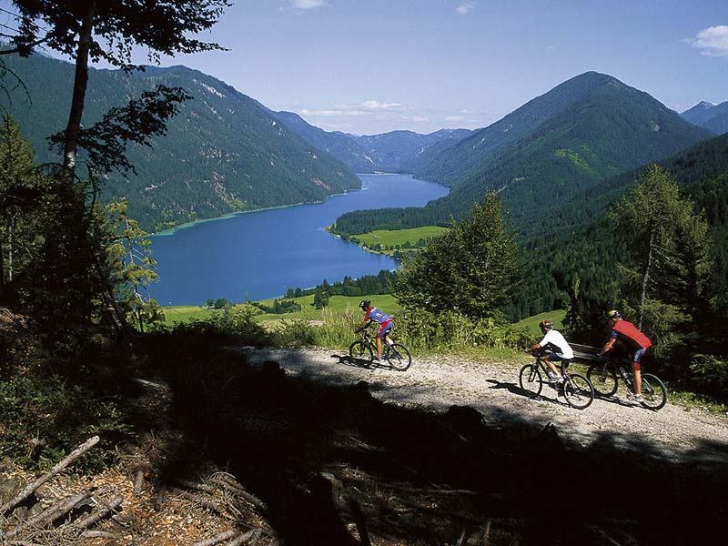 Mountain Biken im Land und auf dem Berg