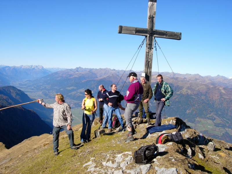 Wandern auf das Gipfelkreuz in der Region Weissensee